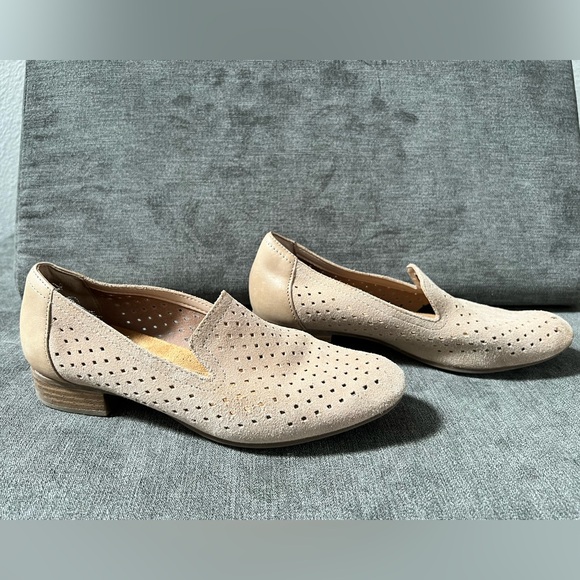 Collection By Clarks Flats Women's Size 7.5 M Juliet Hayes Perforated Sand Suede - Picture 1 of 7